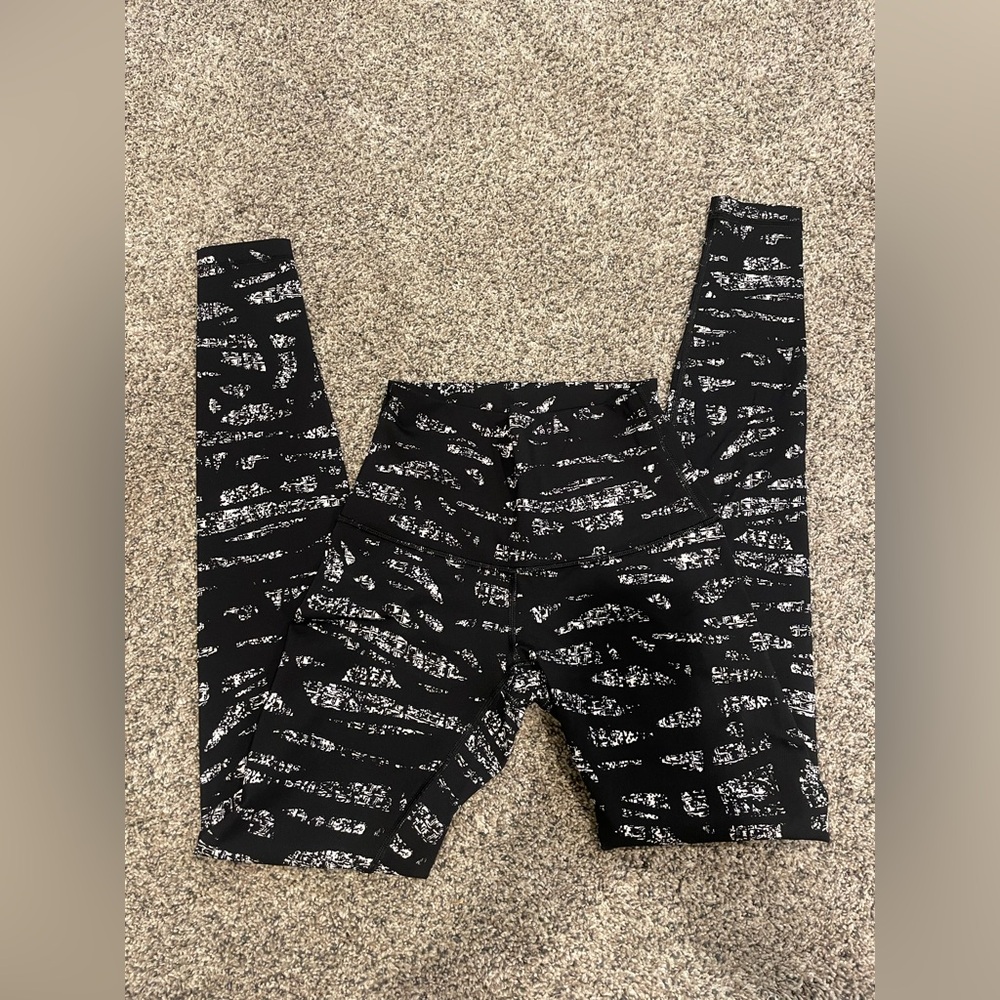 Black and white Lululemon leggings without